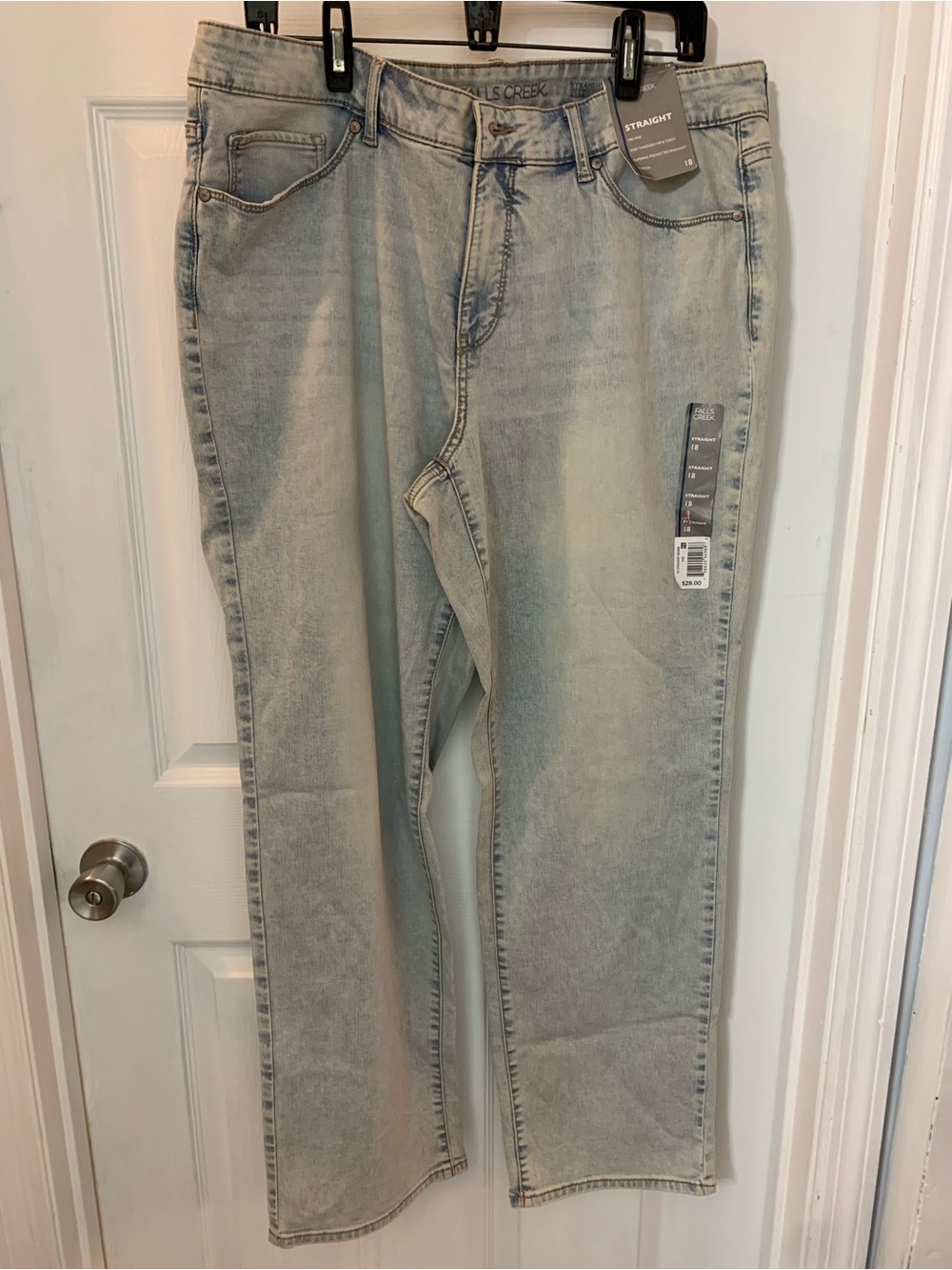 Falls Creek straight mid rise size 18 NWT’s jeans